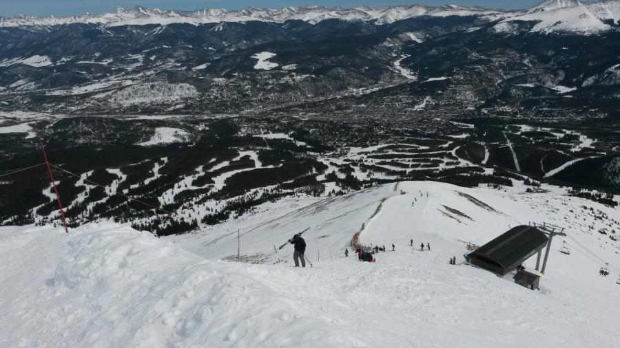 Skifahrer steigt auf zum höchsten Punkt im Skigebiet Breckenridge