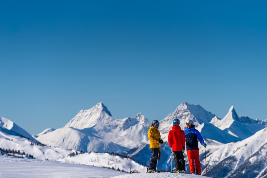 Skifahrer im Skigebiet Banff Sunshine vor beeindruckender Bergkulisse