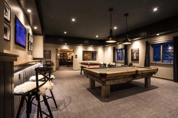 Last Frontier Heliskiing - Bell 2 Lodge - Bar
