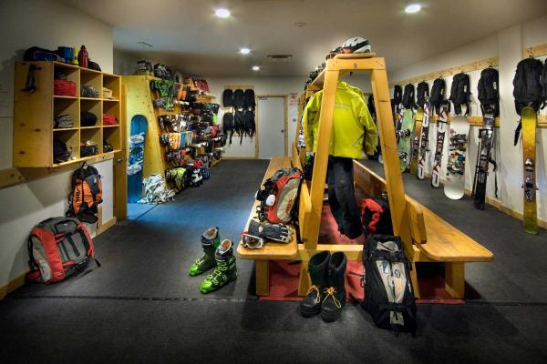 Last Frontier Heliskiing - Bell 2 Lodge - Skikeller